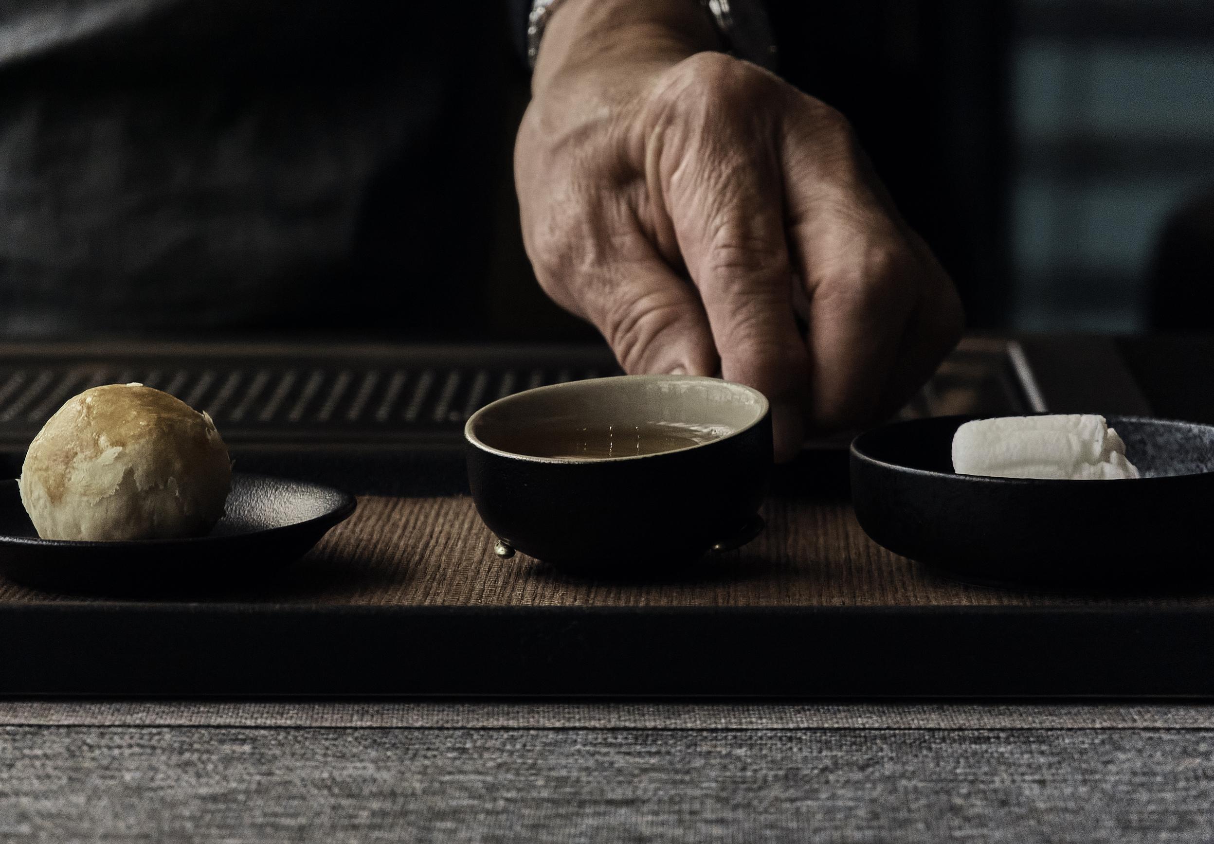 The Clan Hotel Singapore By Far East Hospitality Exterior foto A tea master holding a teacup