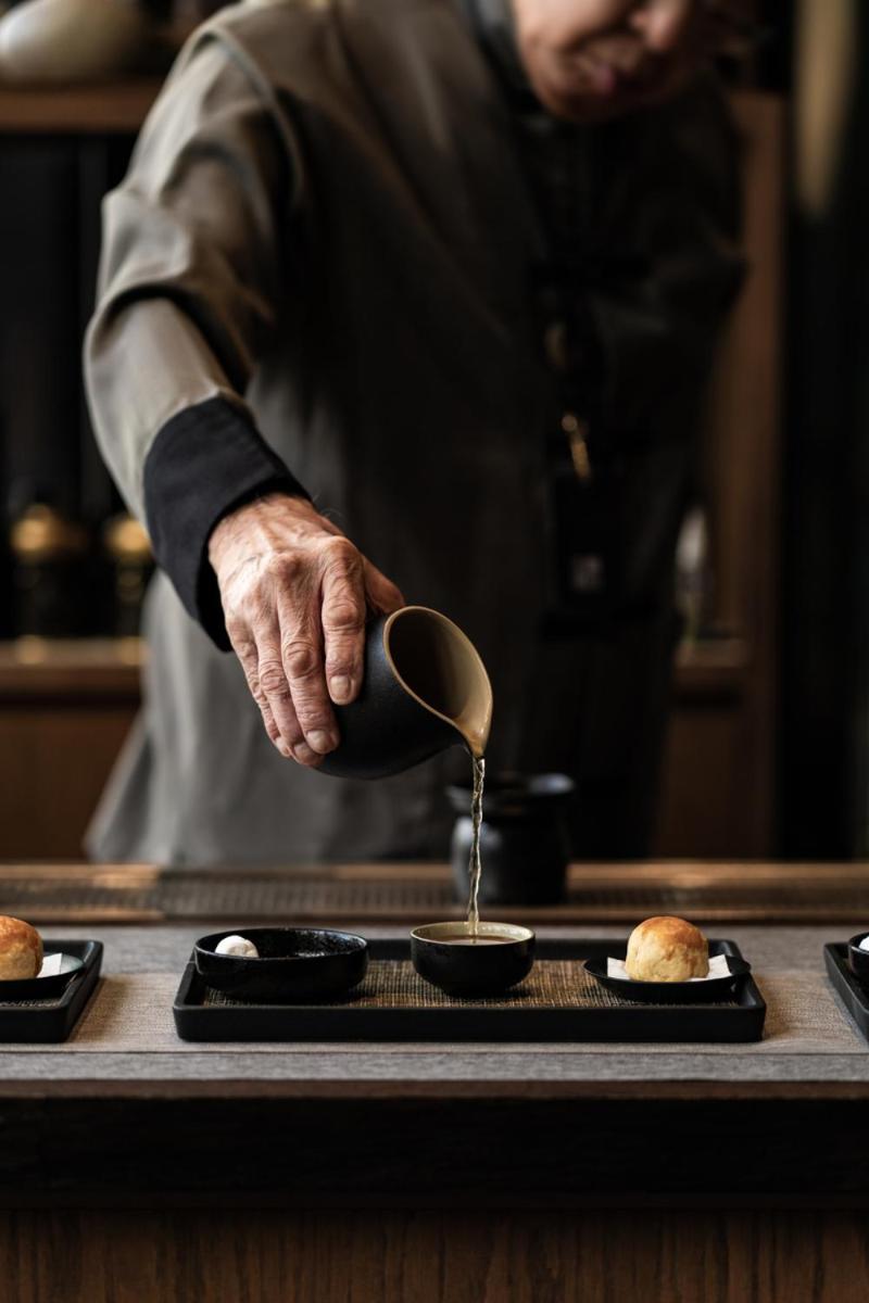 The Clan Hotel Singapore By Far East Hospitality Exterior foto A tea master pouring tea