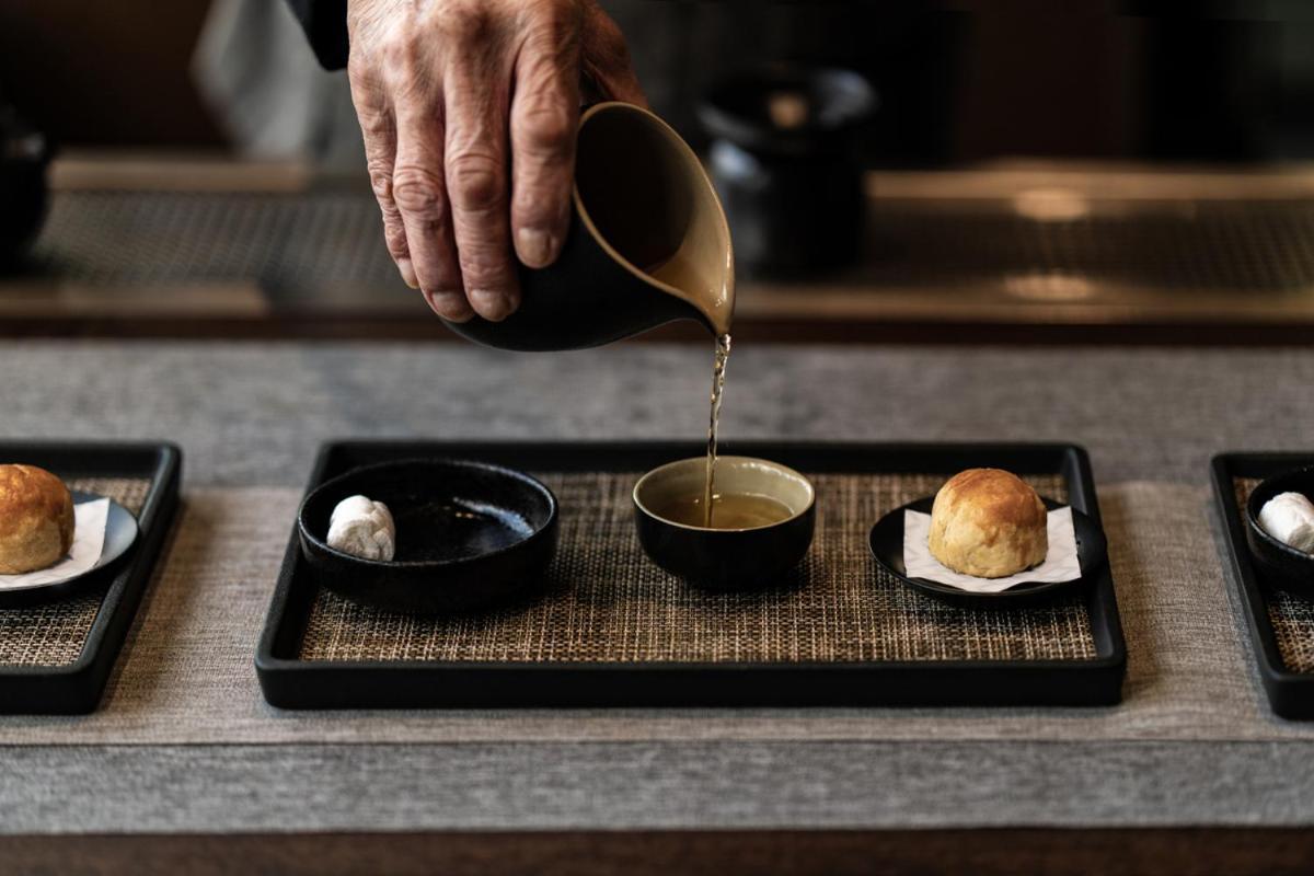 The Clan Hotel Singapore By Far East Hospitality Exterior foto A tea master pouring tea